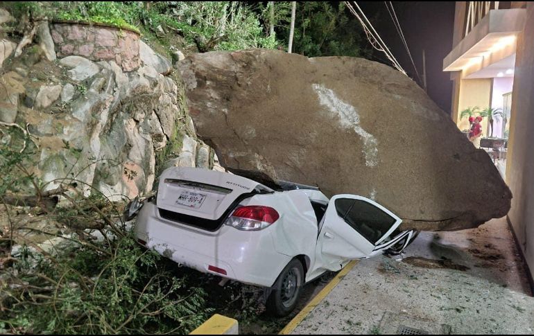 Una de estas rocas cayó sobre un vehículo de color blanco. ESPECIAL