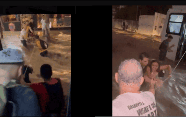 Los pasajeros del camión cruzan la corriente con ayuda de una cuerda y de varios voluntarios.ESPECIAL