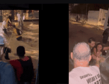 Los pasajeros del camión cruzan la corriente con ayuda de una cuerda y de varios voluntarios.ESPECIAL