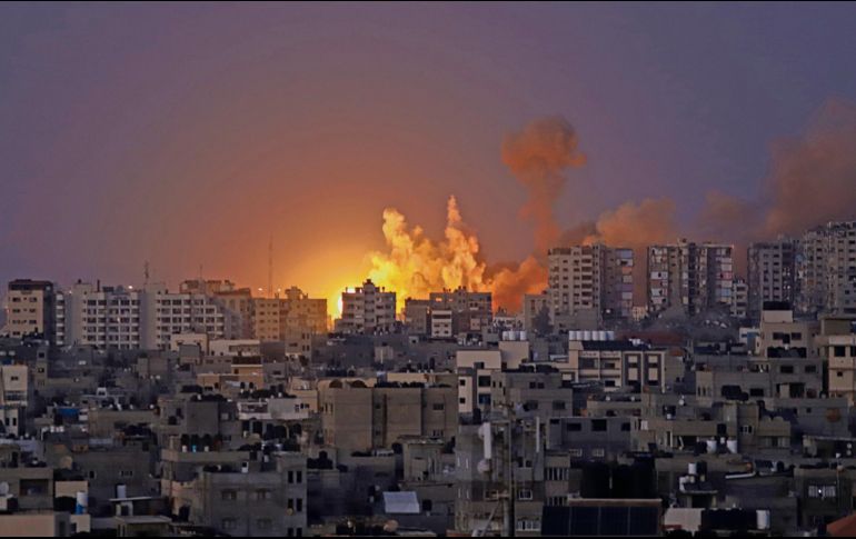 El humo y el fuego emanan después de un ataque aéreo israelí, en la Franja de Gaza. Las agresiones continuaron en diferentes puntos de esta zona. Xinhua