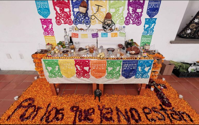 El altar puede ser adornado con papel picado, con telas de seda y satín. SUN / ARCHIVO