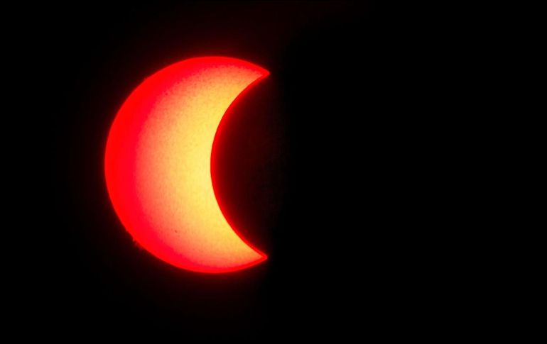 Verlo sin el equipo necesario puede generar severos daños porque su luz es perjudicial para el ojo humano. AFP/Archivo