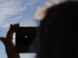 Toma los consejos que la NASA extiende para que fotografíes el eclipse solar de este sábado. EFE.