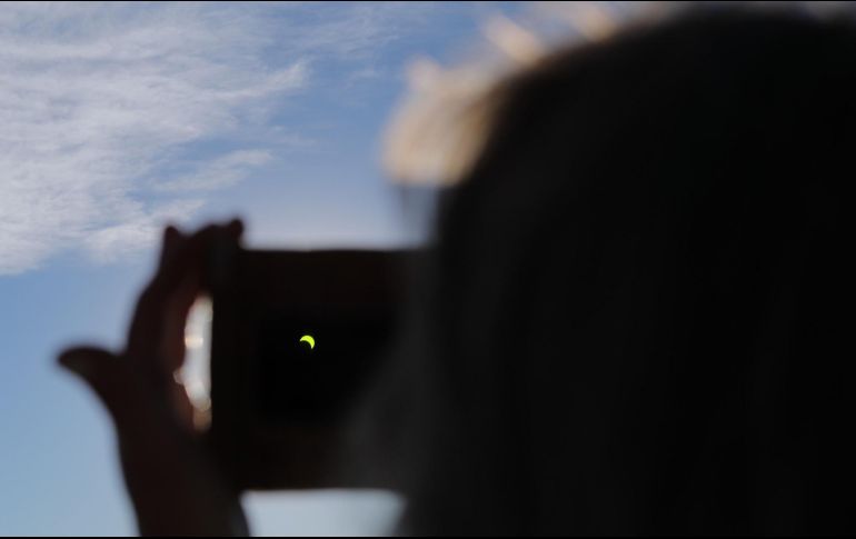 Toma los consejos que la NASA extiende para que fotografíes el eclipse solar de este sábado. EFE.