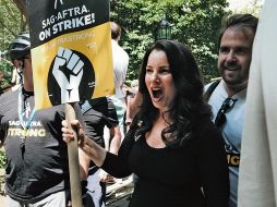 La presidente de SAG-AFTRA, Fran Drescher, se une a los huelguistas en el Ayuntamiento de Nueva York en una marcha del martes pasado. AFP