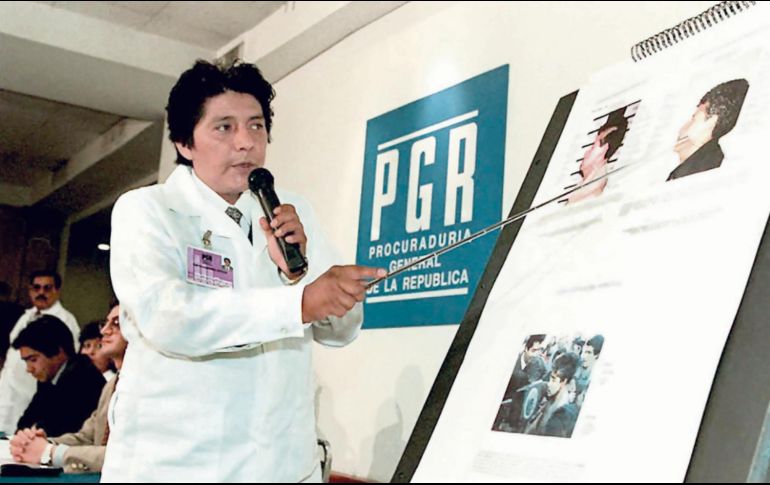 Un perito muestra fotografías de Mario Aburto, asesino del ex candidato a la presidencia de México Luis Donaldo Colosio, a periodistas en conferencia de prensa en la Procuraduría General de la República. AFP