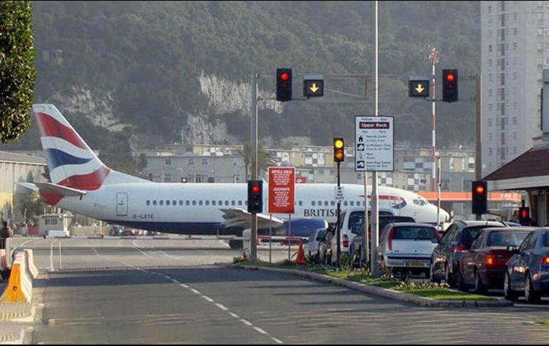 Conoce algunos de los aeropuertos más peligrosos del mundo. Aeropuerto de Gibraltar - Reino Unido. ESPECIAL / PINTEREST @siusalukialum