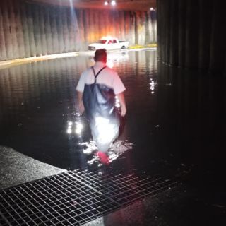 Rescatan a tres personas de vehículo inundado en Zapopan