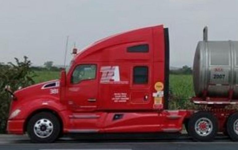 Un tráiler que transportaba 30.5 toneladas de acrilonitrilo fue robado. ESPECIAL