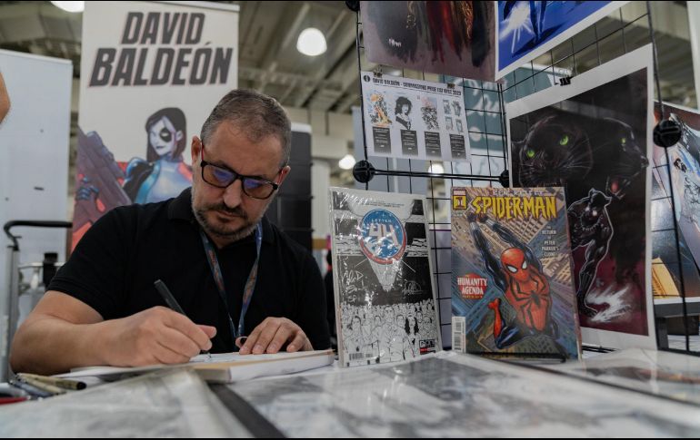 El ilustrador español David Baldeón participa en el Comic Con 2023, el 13 de octubre de 2023, en Nueva York. EFE / A. COLMENARES