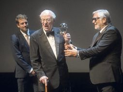 Michael Caine (izquierda) ha sido premiado múltiples veces por su trabajo como actor. AFP