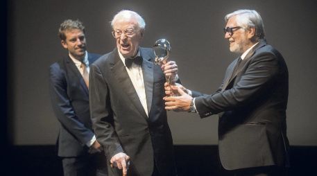 Michael Caine (izquierda) ha sido premiado múltiples veces por su trabajo como actor. AFP