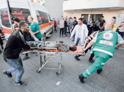 Un palestino herido en un ataque con cohetes de Israel es trasladado de urgencia al hospital Al-Shifa en la ciudad de Gaza. EFE