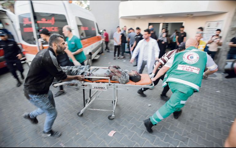 Un palestino herido en un ataque con cohetes de Israel es trasladado de urgencia al hospital Al-Shifa en la ciudad de Gaza. EFE