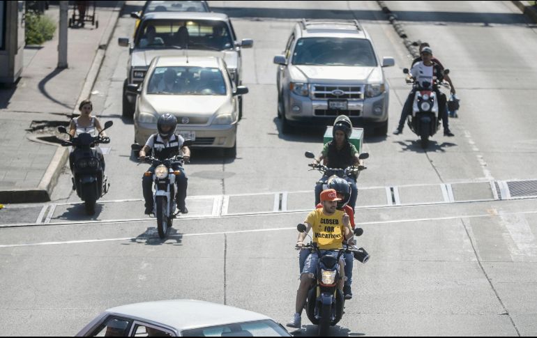 De acuerdo con las autoridades, el año pasado se integraron 84 mil motos en Jalisco y 53 mil automóviles. En las avenidas de la Zona Metropolitana de Guadalajara es evidente el aumento de este tipo de vehículos. EL INFORMADOR