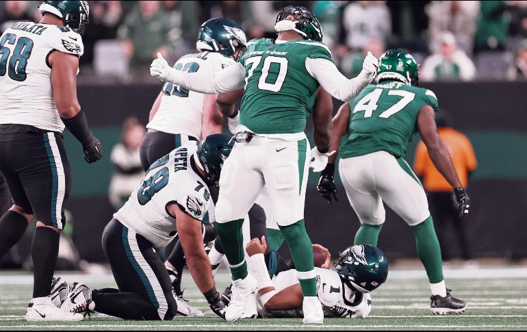 La defensiva de los Jets forzó cuatro entregas de balón de los Eagles, entre ellas tres intercepciones a Jalen Hurts. AFP