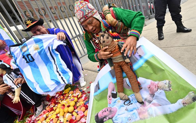 Vistiendo coloridos atuendos tradicionales de lana, diez chamanes peruanos rogaron a 