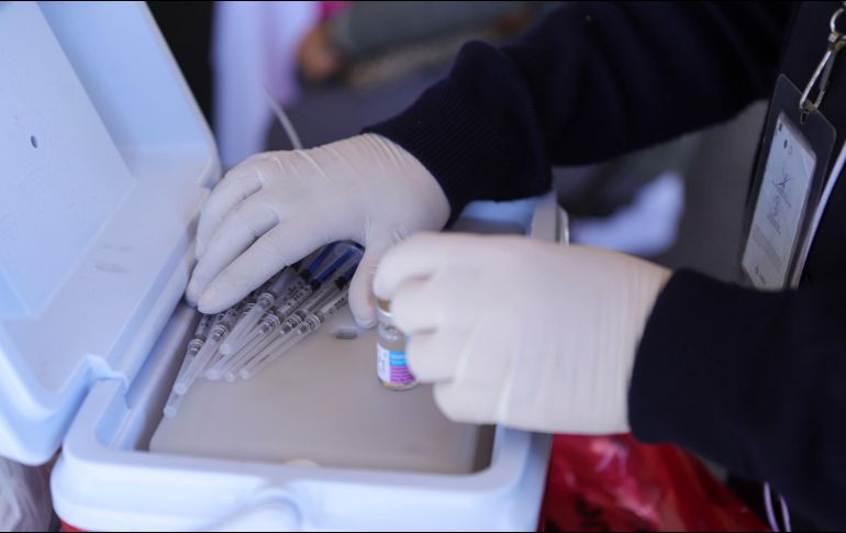 Invitan a la población a acudir a su centro de salud más cercano para mantenerse protegido de cara a la temporada invernal que está cerca de comenzar. EL INFORMADOR / ARCHIVO