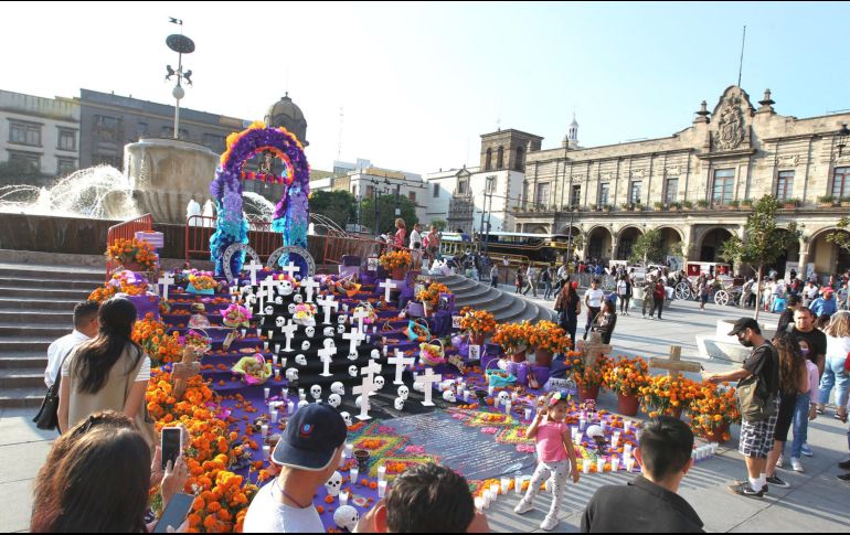 Un elemento indispensable para el Día de Muertos es el altar de muertos. EL INFORMADOR/ ARCHIVO.