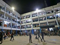 Afectados de la guerra se refugian en una escuela como sitio de protección facilitado por el organismo de la ONU para protección de palestinos. AFP
