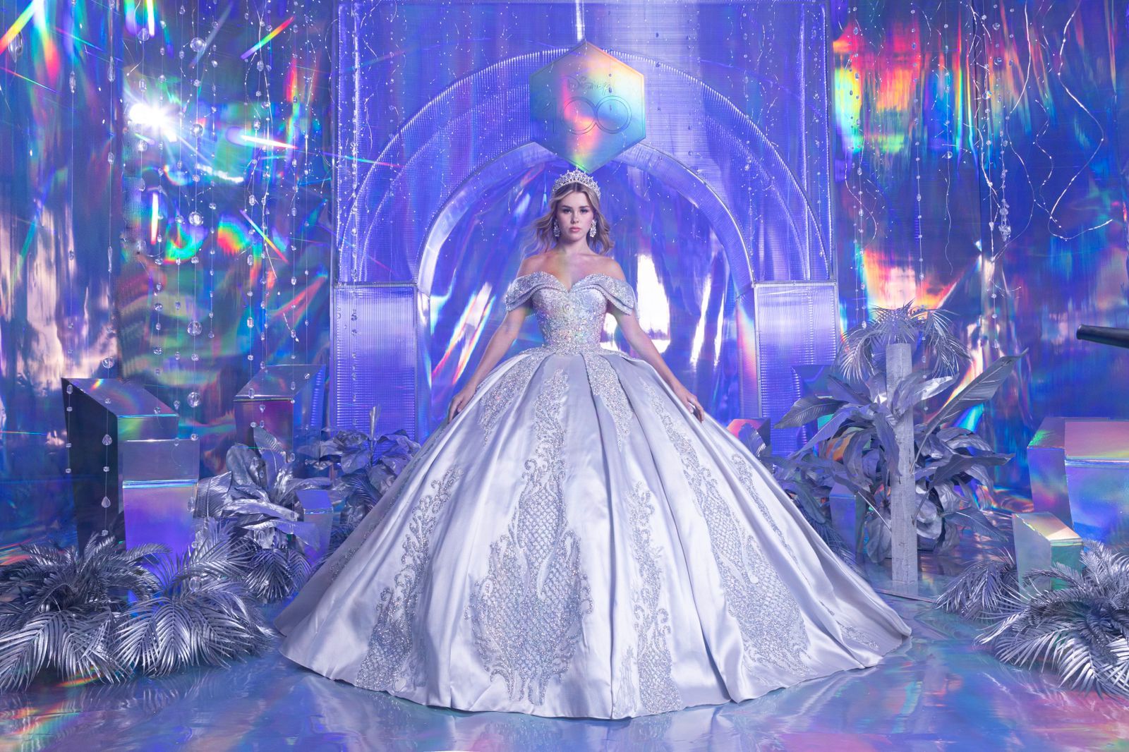 El vestido que modelará Emily, es en tono plata y es el quinto lanzamiento que Raggaza hace con Disney. CORTESÍA/Ragazza