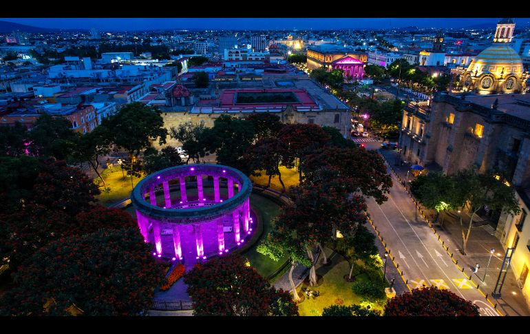 Para conmemorar el Día Mundial contra la lucha de Cáncer de Mama, se pintó la rotonda de los Jaliscienses Ilustres de rosa. EL INFORMADOR/ A. Navarro.