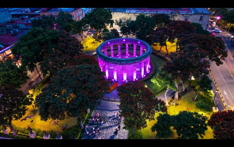Para conmemorar el Día Mundial contra la lucha de Cáncer de Mama, se pintó la rotonda de los Jaliscienses Ilustres de rosa. EL INFORMADOR/ A. Navarro.