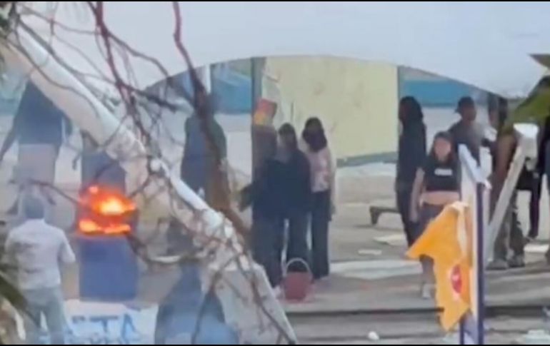 Según un testigo, este grupo de jóvenes habría quemado con algún solvente a dos maestras.ESPECIAL/X