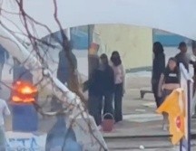 Según un testigo, este grupo de jóvenes habría quemado con algún solvente a dos maestras.ESPECIAL/X