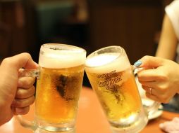 Beber sin nada en el estómago puede producirte efectos no deseados. Unsplash.