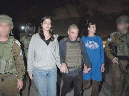 Judith Raanan (derecha) y su hija de 17 años de edad, Natalie, son escoltadas por soldados israelíes. AP