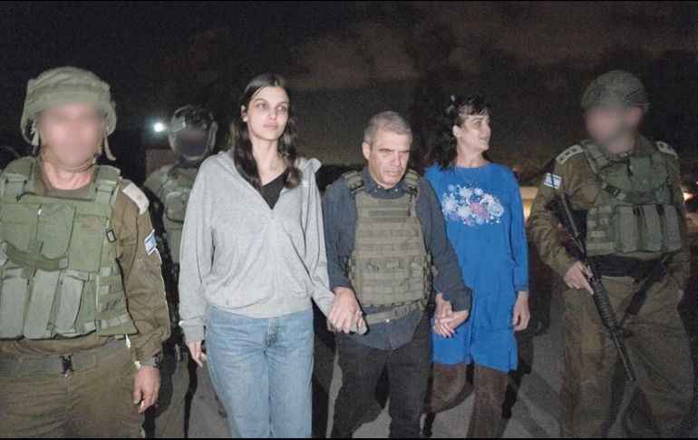 Judith Raanan (derecha) y su hija de 17 años de edad, Natalie, son escoltadas por soldados israelíes. AP