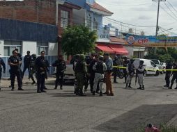 Los elementos municipales y federales aseguraron el arma larga, aparentemente calibre .223, así como múltiples bolsas con dosis de las drogas marihuana y cristal. ESPECIAL