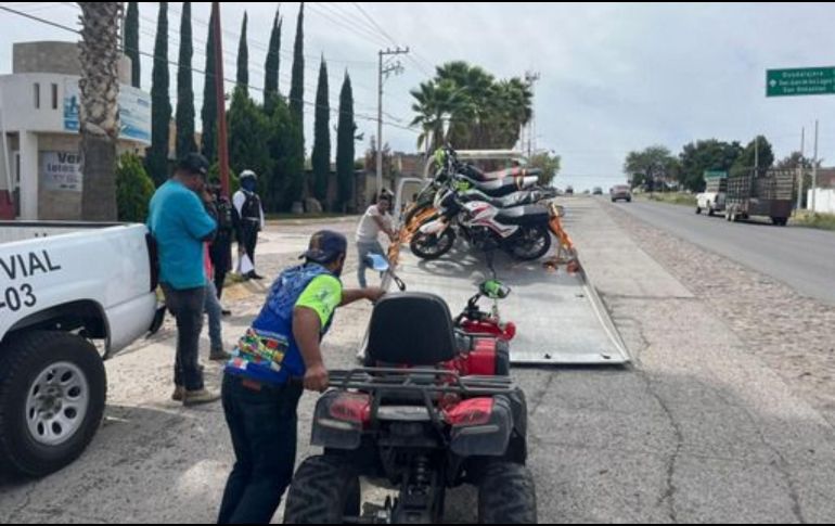 En Encarnación de Díaz, agentes de la policía vial retiraron 25 motocicletas, dos vehículos y elaboraron 41 folios, Mientras el Teocaltiche fueron 13 motos, un automóvil y 50 cédulas infracción. ESPECIAL