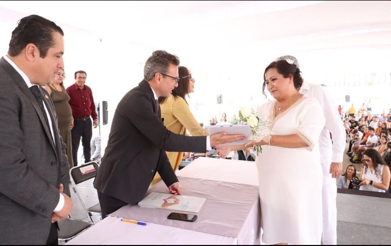 Un total de mil 977 matrimonios se concertaron este sábado en la explanada del Museo Cabañas. CORTESÍA/Ayuntamiendo de Guadalajara