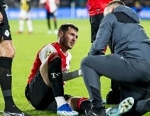 Santiago Giménez tuvo que salir del campo de juego tras una dura entrada. EFE/ C. LASKER.