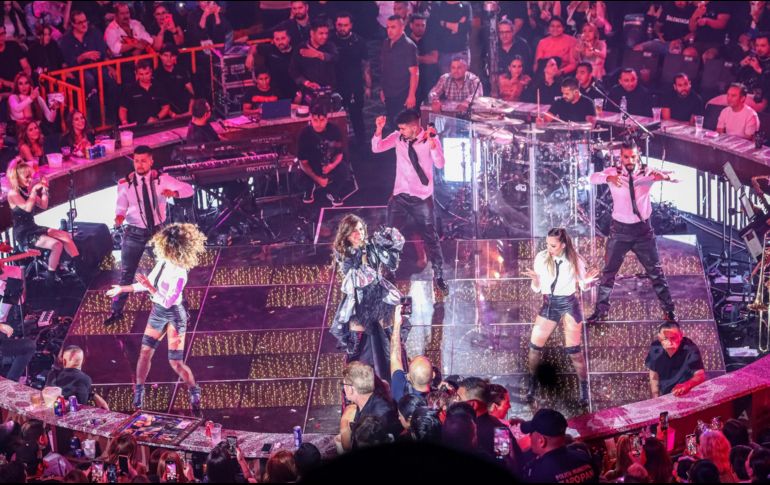 Durante la velada, Gloria iba narrando una relación disfuncional para vincular las canciones que estaba interpretando. EL INFORMADOR/H. Figueroa