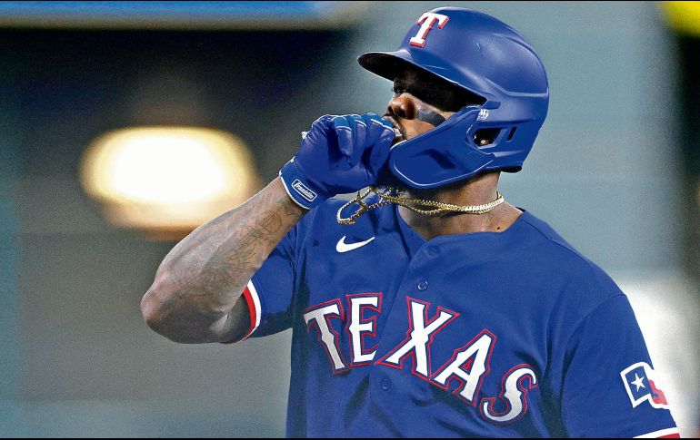 Adolis García le puso la cereza al pastel del duelo de ayer en Houston con un grand slam en la novena. AFP