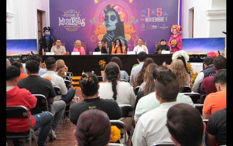 En rueda de prensa, la presidenta de San Pedro Tlaquepaque, Citlalli Amaya, acompañada distintas autoridades municipales, presentó el programa de actividades de este festival, que se llevará a cabo del 1 al 5 de noviembre próximos. CORTESÍA / Gobierno de Tlaquepaque