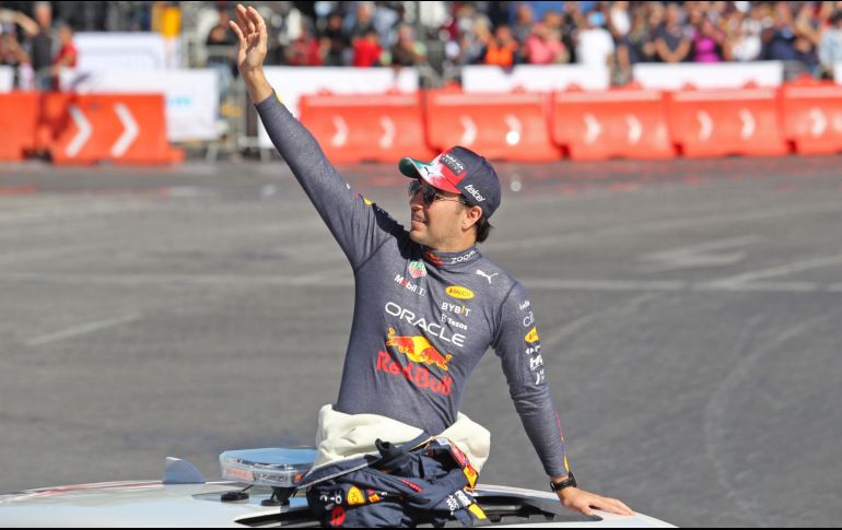 Sergio Pérez ha dado muestra de su pasión por el futbol. EL INFORMADOR/ Archivo.