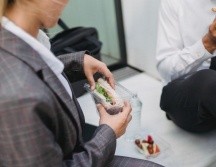 Los trabajadores tienen derecho a descansar 30 minutos durante su jornada laboral, pero debido a las discusiones en torno a la reforma de la reducción laboral hay quién se pregunta si podrían eliminarlo. Unsplash.