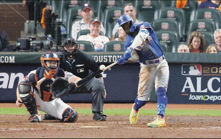 Adolis García volvió a ser una pesadilla para los Astros. AFP