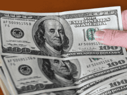 El peso mexicano se cotiza en los mercados internacionales alrededor de los 18.17 pesos por dólar. AP/ ARCHIVO