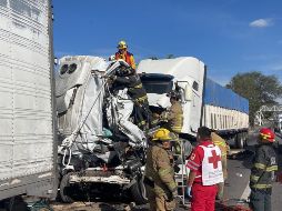 De acuerdo con los hechos, dicho incidente tuvo lugar cuando un tráiler chocó por la parte trasera de un camión de carga, causando que una camioneta de pasajeros quedara atrapada. CORTESÍA