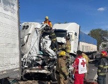 De acuerdo con los hechos, dicho incidente tuvo lugar cuando un tráiler chocó por la parte trasera de un camión de carga, causando que una camioneta de pasajeros quedara atrapada. CORTESÍA