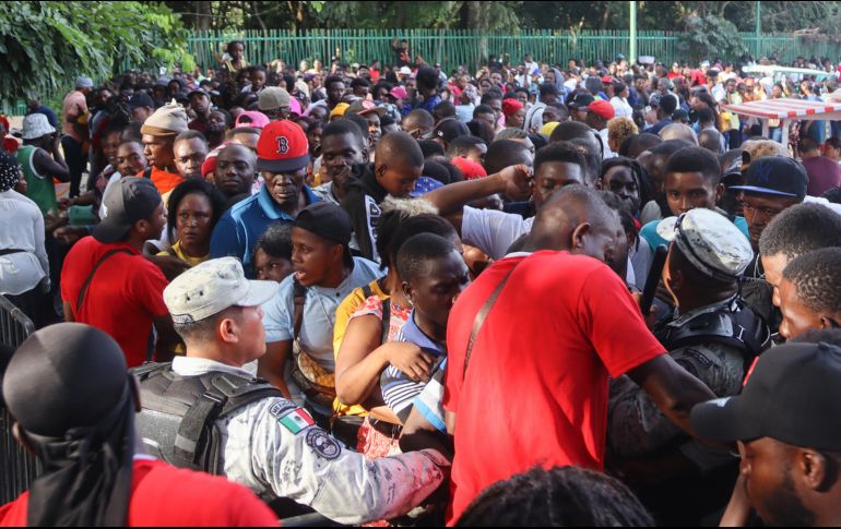 Las peticiones de asilo en México se dispararon un 30.8% en los tres primeros trimestres del año, hasta un récord de 112 mil 960, con Haití como el principal país de origen de los solicitantes. EFE / J. M. Blanco