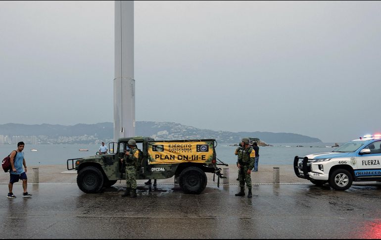 Soldados del Ejército mexicano ante la llegada de 