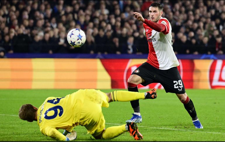 En la segunda parte, aunque no había tenido participación, Santi Giménez completó su doblete al 74'. EFE / O. Kraak