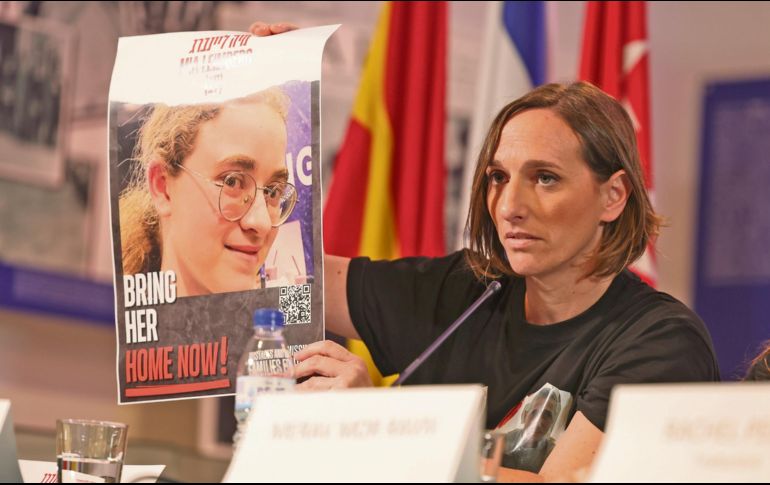 Maayan Singal-Koren, familiar de israelís secuestrados por Hamás, muestra una foto de su pariente. EFE