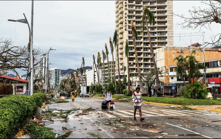 Mientras algunos turistas avanzaban como podían para salir del puerto, otros habitantes aprovecharon para saquear diversos comercios de este destino. EFE